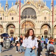 Studentessa in un corso in inglese  Digital Management